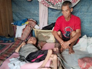 Tolong ! Lansia Miskin di Mamasa Sendiri Rawat Pemuda Lumpuh – Derita Hydrocepalus