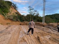 Jalan Poros Toraja - Mamasa di Tabang Lumpuh Akibat Tanah Longsor