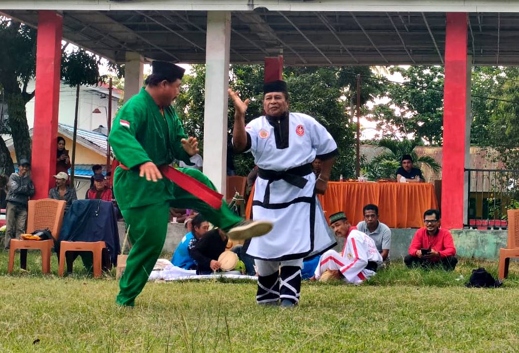 Meriah Peragaan Silat-Lomba Permainan Tradisional di Mapilli Semarakkan HUT ke 65 Polman Meriah Peragaan Silat-Lomba Permainan Tradisional di Mapilli Semarakkan HUT ke 65 Polman