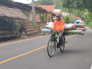 Roda Hidup Kakek Penjual Tikar-Bantal di Polman, Bersepeda Puluhan Kilometer Demi Bertahan Hidup