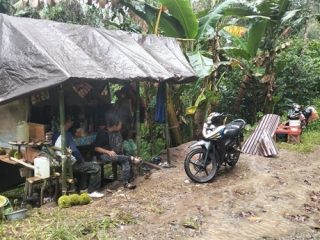 Berkah Warung Musiman di Tengah Areal Perkebunan Warga Desa Kelapa Dua Polman