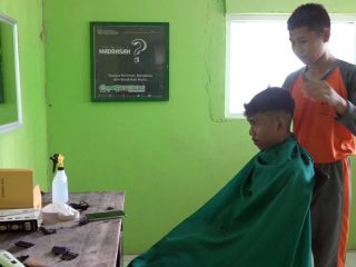 MAN 2 Polman Siapkan Barbershop di Sekolah Agar Siswa Makin Cekep