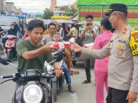 Personel Polsek Wonomulyo Bagikan Takjil untuk Pengguna Jalan