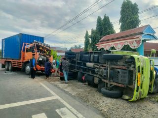 2 Truk Terlibat Kecelakaan di Lampoko Polman, Seorang Kernet Terjepit