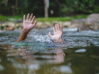 Nenek dan Cucu Hilang Diduga Terseret Arus Sungai di Mamasa