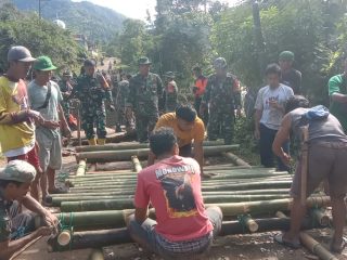TNI-Warga Gotong Royong Buat Rakit Imbas Jembatan Tapua Polman Hanyut Usai Diterjang Banjir