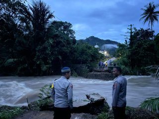 BPBD Sulbar Respon Jembatan Hanyut Akibat Banjir di Tapua Polman
