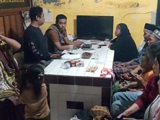 Sejumlah Warga Dievakuasi Polisi Imbas 2 Rumah Dirusak Massa di Passairang Polman