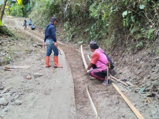 Warga Pendulangan Polman Swadaya Perbaiki Jalan Rusak di Batas Desa