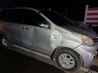 Minibus Rusak Terkena Serpihan Ban Truk Meledak di Polman, Polisi Mediasi Kedua Sopir