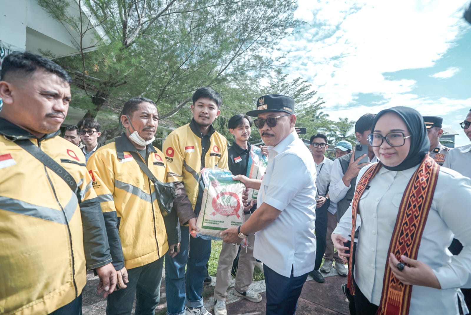 Gubernur Sulbar- Bupati Mamuju Bagikan Beras Gratis untuk Ratusan Ojol