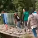 Ibu Hamil Ditandu 13 Km karena Jalan Rusak di Polman, Bayi Dilahirkan Meninggal 270925-Tandu