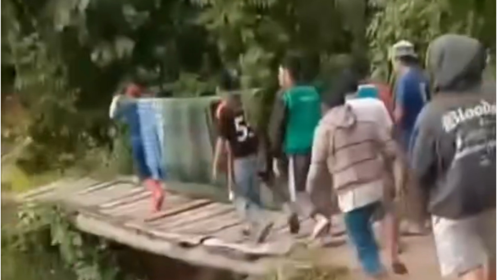 Ibu Hamil Ditandu 13 Km karena Jalan Rusak di Polman, Bayi Dilahirkan Meninggal
