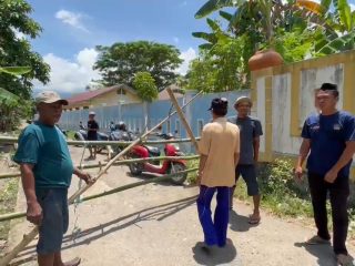 Warga Blokir Akses Jalan SMK Paku di Polman gegara Diduga Pungli Ambil Ijazah Siswa