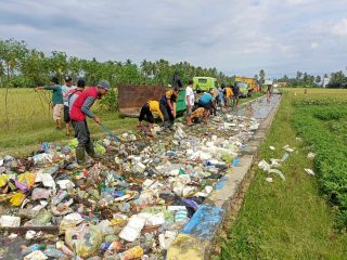 Satgas Kebersihan Singkirkan 9 Ton Sampah dalam Saluran Irigasi Kebunsari Wonomulyo