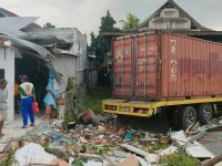 Truk Dikemudikan Sopir Diduga Ngantuk Seruduk Apotek hingga Ambruk di Polman