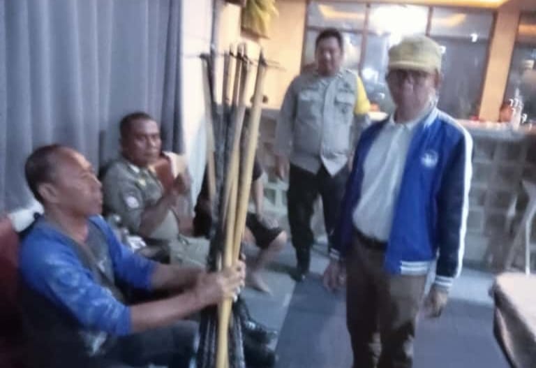 Petugas Sita 13 Stik Biliar di Wonomulyo Polman Gegara Pengelola Usaha Langgar Kesepakatan Petugas Sita 13 Stik Biliar di Wonomulyo Polman Gegara Pengelola Usaha Langgar Kesepakatan