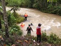 Pemuda 18 Tahun Hilang Diduga Terseret Arus Sungai di Mamasa, Tim SAR Lakukan Pencarian Pemuda 18 Tahun Hilang Diduga Terseret Arus Sungai di Mamasa, Tim SAR Lakukan Pencarian