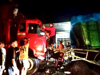 Mobil Kontainer Seruduk Truk Parkir di Polman, Sopir Terjepit Dievakuasi Warga