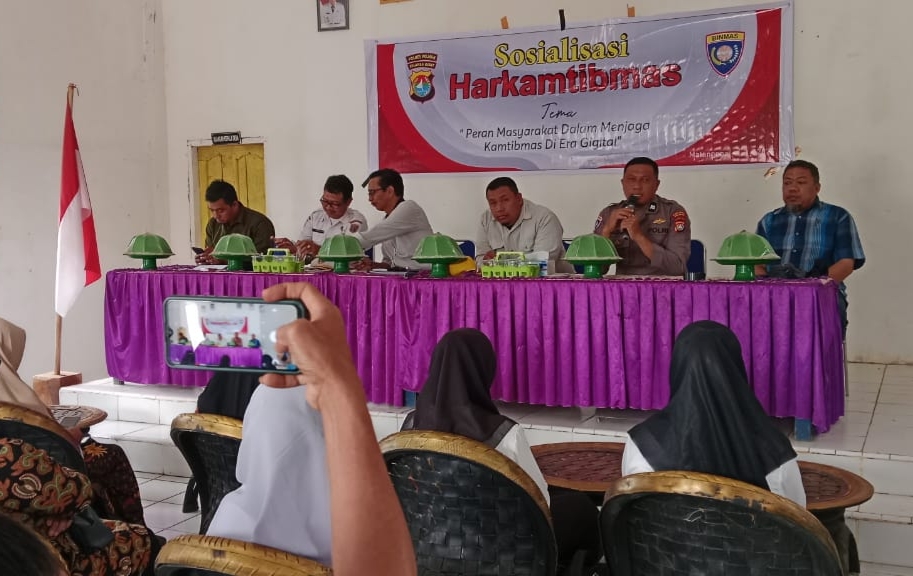 Bhabinkamtibmas Tapua Polman Edukasi Warga Bijak Gunakan Medsos Bhabinkamtibmas Tapua Polman Edukasi Warga Bijak Gunakan Medsos