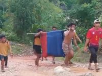 Pilu, Pasutri Sakit Ditandu 7 Km Menuju Puskesmas Gegara Jalan Rusak di Mamasa