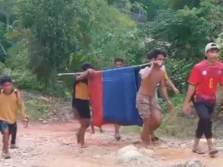 Pilu, Pasutri Sakit Ditandu 7 Km Menuju Puskesmas Gegara Jalan Rusak di Mamasa