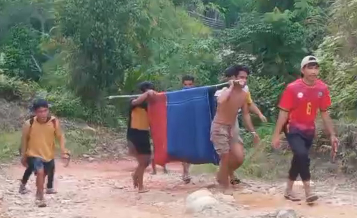 Pilu, Pasutri Sakit Ditandu 7 Km Menuju Puskesmas Gegara Jalan Rusak di Mamasa Pilu, Pasutri Sakit Ditandu 7 Km Menuju Puskesmas Gegara Jalan Rusak di Mamasa