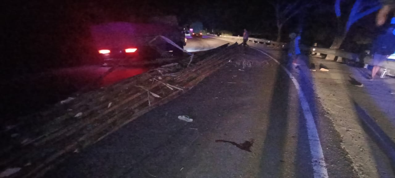 Truck Fuso Angkut Bambu Terguling di Polman Akibat Sopir Ngantuk, 1 Orang Tewas – 3 Luka Truck Fuso Angkut Bambu Terguling di Polman Akibat Sopir Ngantuk, 1 Orang Tewas – 3 Luka