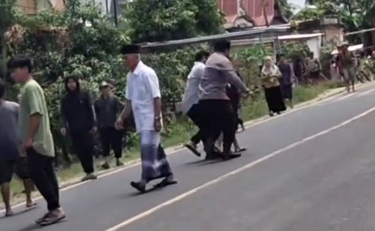 Viral ! Dua Kelompok Warga Terlibat Keributan di Campalagian Polman Viral ! Dua Kelompok Warga Terlibat Keributan di Campalagian Polman