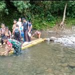 Babinsa Kodim 1402/Polman Bantu Anak Sekolah Seberangi Sungai Pakai Rakit gegara Jembatan Hanyut IMG-20251129-WA0094