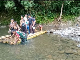 Babinsa Kodim 1402/Polman Bantu Anak Sekolah Seberangi Sungai Pakai Rakit gegara Jembatan Hanyut