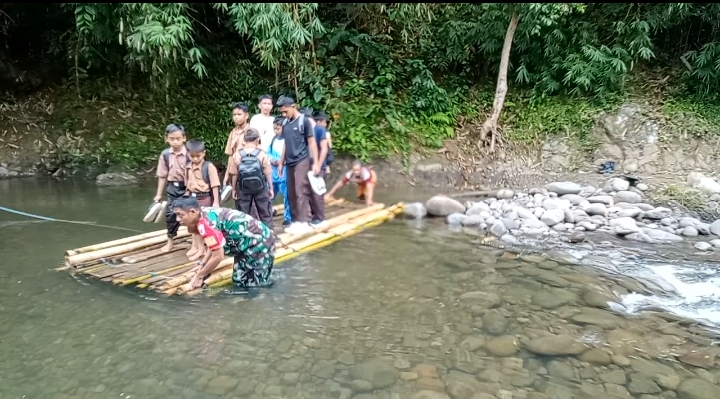 Babinsa Kodim 1402/Polman Bantu Anak Sekolah Seberangi Sungai Pakai Rakit gegara Jembatan Hanyut
