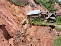 Pemerintah Tunggu Putusan Adat Geser 9 Rumah Terancam Masuk Jurang di Mamasa