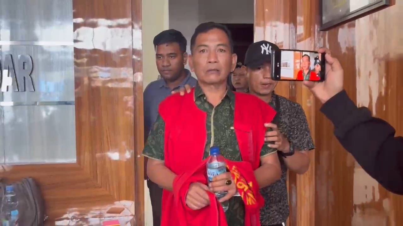 Terjerat Kasus Penipuan Pengadaan Baju Satlinmas, Eks Bupati Polman Ilham Borahima Ditahan