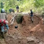 Jalan Rusak di Lenggo Polman Diabaikan Pemda, Warga Ngadu ke TNI Minta Bantuan Oplus_131072