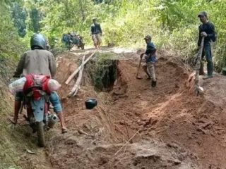 Jalan Rusak di Lenggo Polman Diabaikan Pemda, Warga Ngadu ke TNI Minta Bantuan