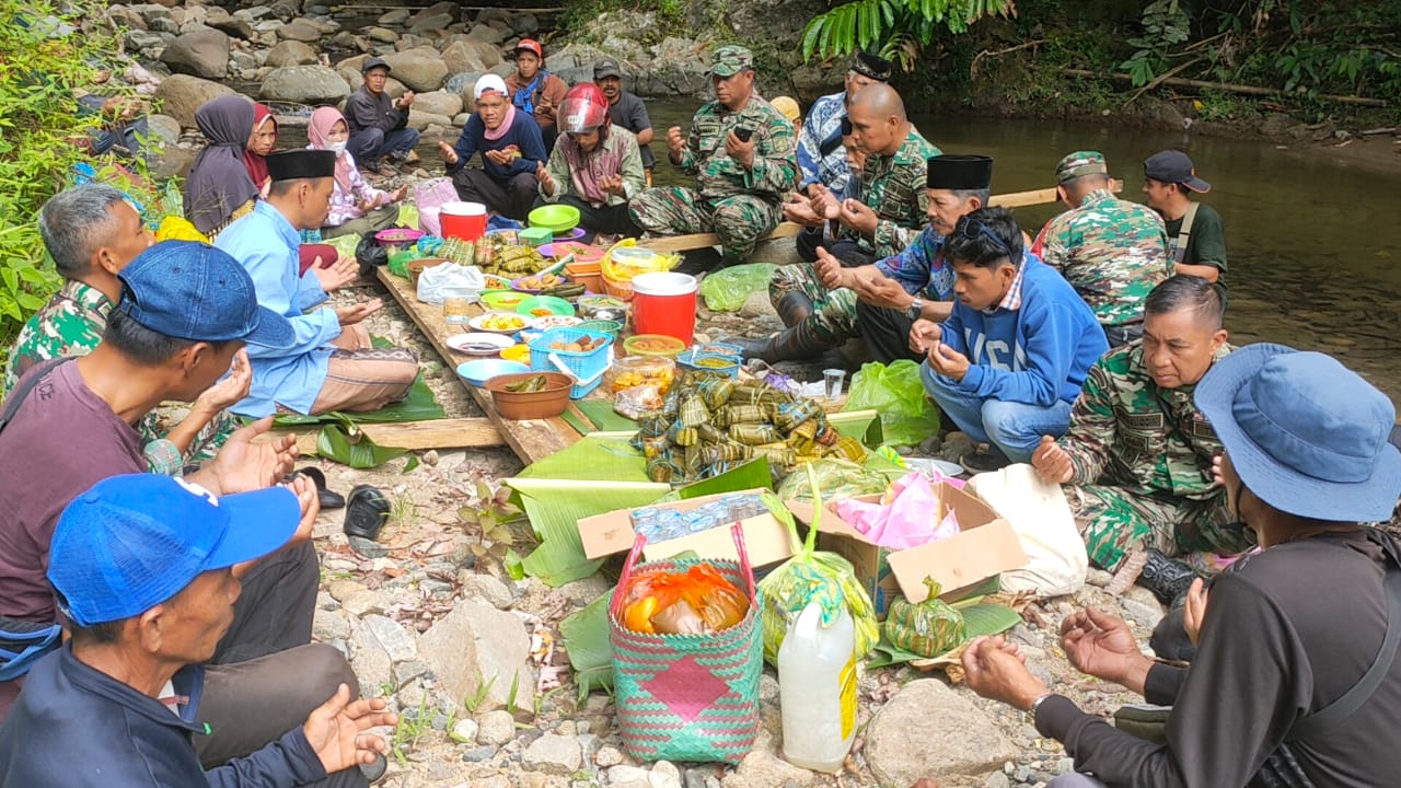 Warga Lenggo Polman Gelar Doa Bersama Jelang Pelaksanaan TMMD ke 127 Warga Lenggo Polman Gelar Doa Bersama Jelang Pelaksanaan TMMD ke 127