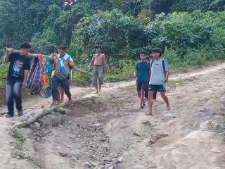 Warga Sakit di Pamoseang Mamasa Harus Ditandu Menuju Puskemas Imbas Jalan Rusak 5 Km