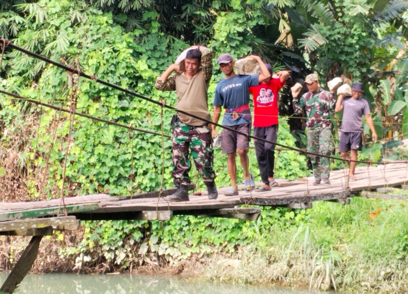 TNI-Warga Semangat Pikul Material Jembatan Gantung Garuda di Polman