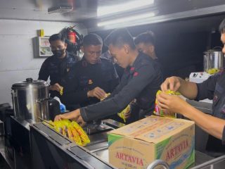 Gerak Cepat Kompi IV Yon A Pelopor Sat Brimob Polda Sulbar Dirikan Dapur Lapangan di Lokasi Kebakaran Polman