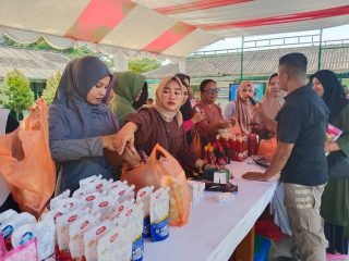 Warga Serbu Bazar Ramadan Digelar Kodim 1402/Polman