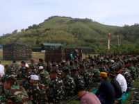 Batalyon TP 917 Keris Muda Mandar Gelar Sholat Idul Fitri Bersama Warga Beroangin