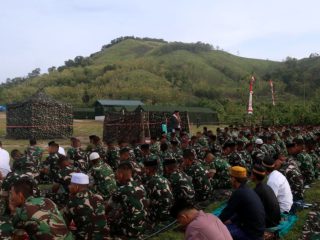 Batalyon TP 917 Keris Muda Mandar Gelar Sholat Idul Fitri Bersama Warga Beroangin