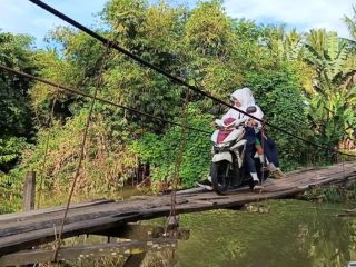 Senangnya Pelajar di Bulubawang Polman, Jembatan Gantung Rusak yang Biasa Dilalui Kini Diperbaiki