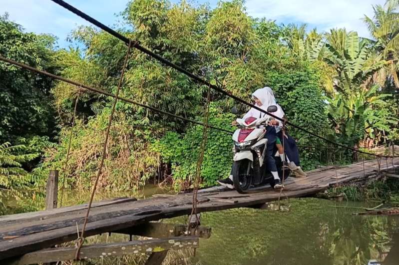 Senangnya Pelajar di Bulubawang Polman, Jembatan Gantung Rusak yang Biasa Dilalui Kini Diperbaiki