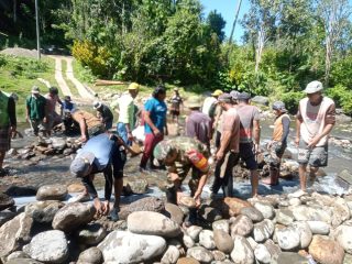 TNI – Warga Gotong Royong Bangun Jalan Limpas di Matangnga Polman