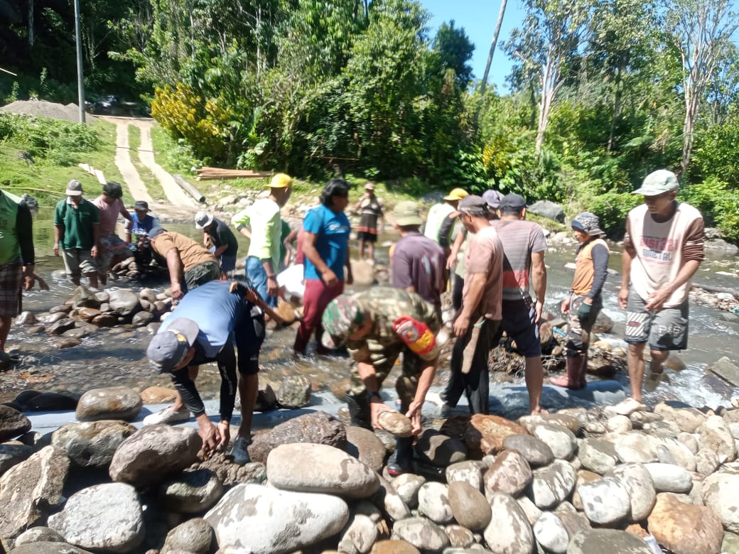 TNI – Warga Gotong Royong Bangun Jalan Limpas di Matangnga Polman