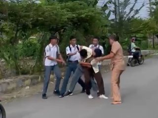 2 Satpam Dikeroyok gegara Tegur Siswa Merokok-Panjat Pagar Sekolah di Polman