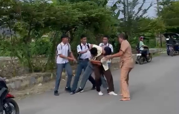 2 Satpam Dikeroyok gegara Tegur Siswa Merokok-Panjat Pagar Sekolah di Polman 2 Satpam Dikeroyok gegara Tegur Siswa Merokok-Panjat Pagar Sekolah di Polman