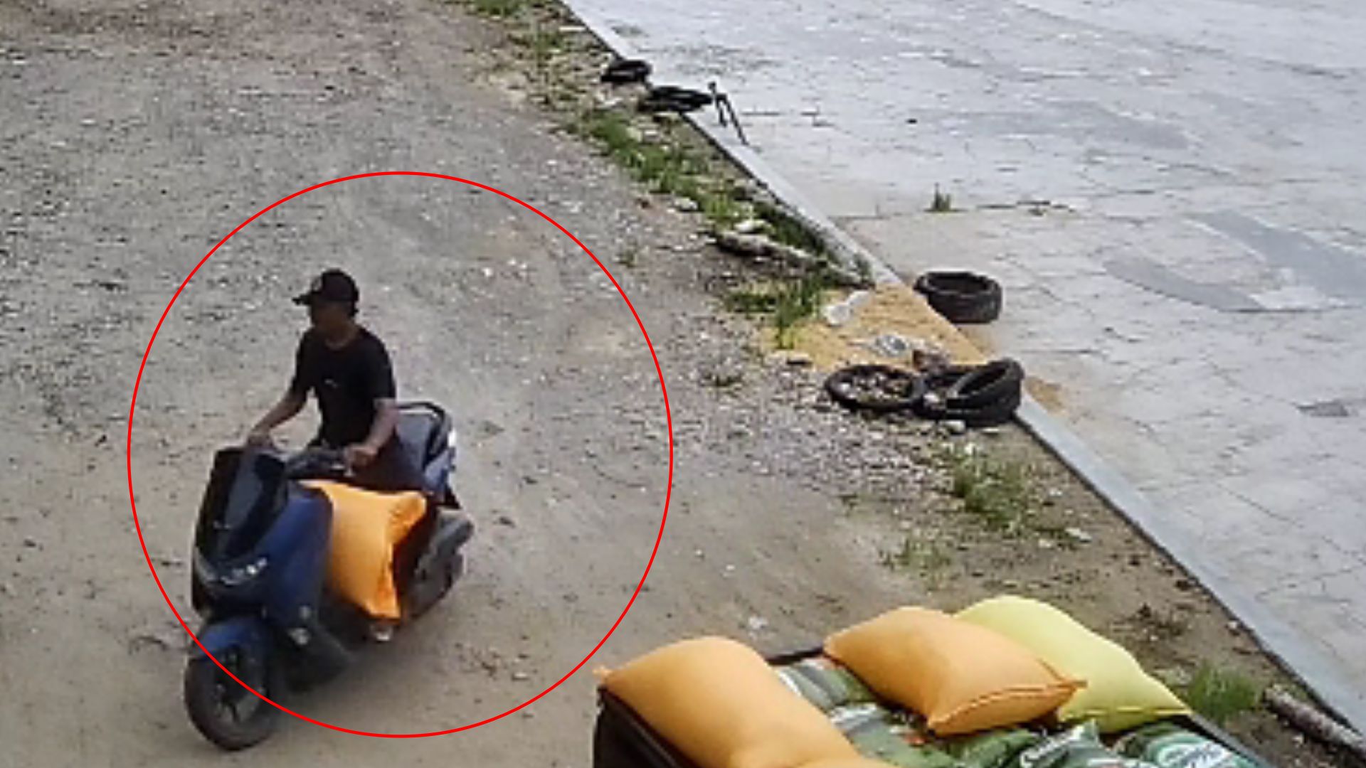 Pemuda Diamankan Usai Curi Sekarung Beras Untuk Bayar Utang di Polman, Aksinya Terekam CCTV